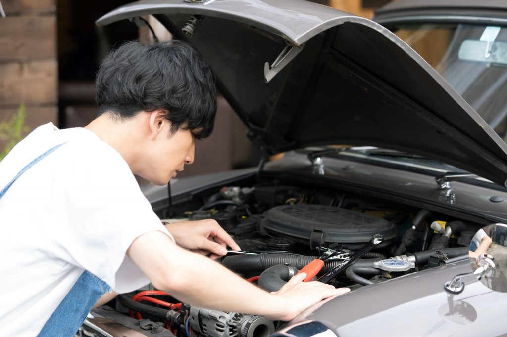 車を修理する男性